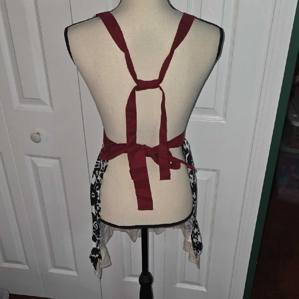 SIMPLY ENVOGUE Stylish Black Red Cream Apron Floral Apron - Picture 8 of 14